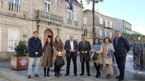 El representante autonómico, acompañado por la secretaria territorial y por la docena de jefes territoriales de las distintas consellerías que conforman este órgano, agradeció la acogida en el municipio para celebrar esta comisión al amparo de su recorrido itinerante por toda la provincia.