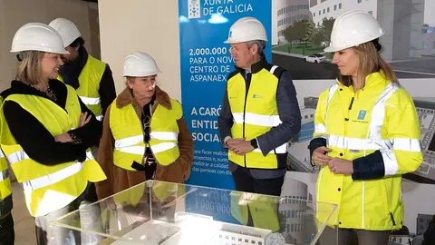 O presidente da Xunta, Alfonso Rueda, acompañado da conselleira de Política Social e Xuventude, Fabiola García, visita las últimas fases de las obras do nuevo centro residencial de Aspanaex en Vigo.