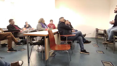 Hostaleiros da capital galega reuníronse esta tarde na sede da Asociación Hostelaría Compostela para abordar a problemática do novo servizo de recollida de lixo no Casco Histórico, posto en marcha polo Concello de Santiago.