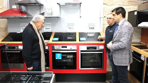 El delegado territorial en Ourense se acercó al establecimiento comercial Bermello de la ciudad de As Burgas.