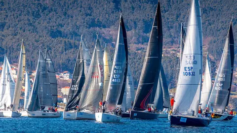 Imagen de la flota durante la salida de la etapa. © Clara Giraldo / Desmarque