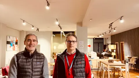 O director xeral de Comercio e Consumo, Manuel Heredia, visitou hoxe en Vigo o establecemento Muebles Edra.