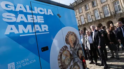 El presidente del Ejecutivo gallego asistió a la puesta de largo de las cuatro foodtrucks que recorrerán cerca de 6.400 kilómetros por territorio español.