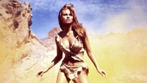 Su aparición en Hace un millón de años (1966) (des)vestida con un prehistórico bikini.