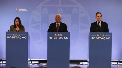 Primeiro-Ministro António Costa com os Ministro das Finanças, Fernando Medina, e da Habitação, Marina Gonçalves, na conferência de imprensa do Conselho de Ministros. Oeiras.