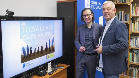O secretario xeral de Política Lingüística, Valentín García, reuniuse cos autores do proxecto interactivo Ti es a chave da primavera, realizado co gallo do Día da Lingua Materna.