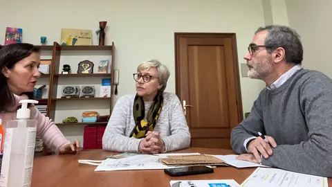 El director general de Comercio y Consumo, Manuel Heredia, mantuvo hoy una reunión con representantes del centro comercial abierto de O Porriño.