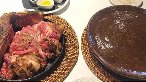 Chuletón de vaca vieja Premium asado a la parrilla, en Zebú. .