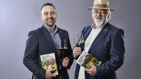 Alejandro y Luis Paadín con la guía de vinos y bodegas gallegas con la que han conquistado el mercado internacional.