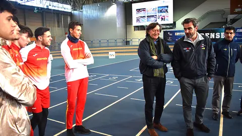 Diego Calvo visita a la selección española de relevos que prepara en Ourense el Europeo de Atletismo en Pista Cubierta.