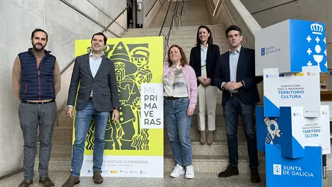 O delegado territorial, Javier Arias; o director da Axencia Galega das Industrias Culturais, Jacobo Sutil; a xefa do Servizo de Coordinación Cultural de Lugo, Ana Mel; o concelleiro de Cultura de Mondoñedo, Alberto García; e Irene Sineiro e Xosé Aldea en representación de Ouvirmos.