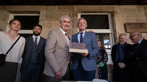 El presidente de la Xunta asistió a la inauguración del Acouga Hotel Boutique, en Celanova, donde se presentó la revista A Xanela