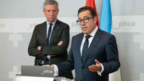 Rueda y el representante de la compañía Ingenostrum.