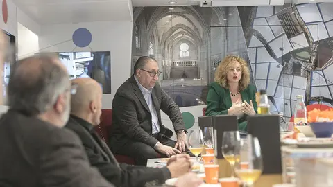 Cristina González presenta el destino a agencias de viaje y medios de comunicación gallegos.