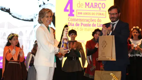 La Ministra da Coesão Territorial, Ana Abrunhosa, recibe como obsequio de manos del alcalde de Ponte de Lima, Vasco Ferrás, una figura artesana de la rainha D. Teresa.