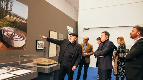 O titular de Cultura, Román Rodríguez, acompañado polo delegado territorial da Xunta na Coruña, Gonzalo Trenor, inaugura a mostra no Museo Centro Gaiás.