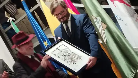 Celestino Lores obsequia al alcalde de Ponte de Lima, Vasco Ferrás, con un grabado.