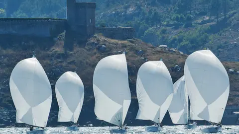 Varios J80 frente al Parador Nacional de Baiona. ARCHIVO.