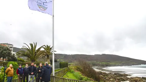 La conselleira de Medio Ambiente, Territorio e Vivenda, Ángeles Vázquez, durante el izado del distintivo concedido al sendero de Saldoiro de Caión, en el Ayuntamiento de A Laracha.