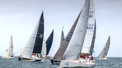 Salida de la cuarta etapa disputada en Beluso. © CLARA GIRALDO/ DESMARQUE.