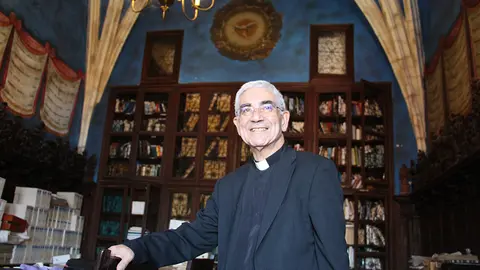 El canónigo y director del Archivo Catedralicio y Diocesano Avelino Bouzón. ARCHIVO.
