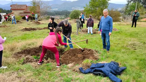 O director xeral de Planificación e Ordenación Forestal, José Luis Chan, participou esta mañá no acto, en terras da Comunidade de Montes Veciñais en Man Común de Soutelo e con planta dos viveiros públicos da Xunta.