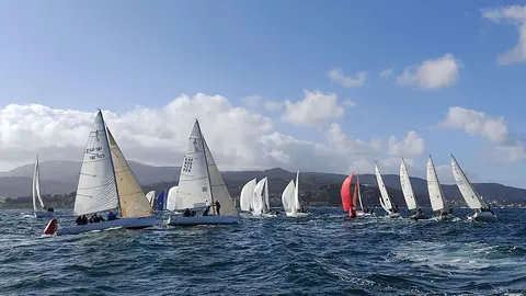 Los J80 se disputaron tres mangas del tipo barlovento sotavento. YAGO CRESPO.