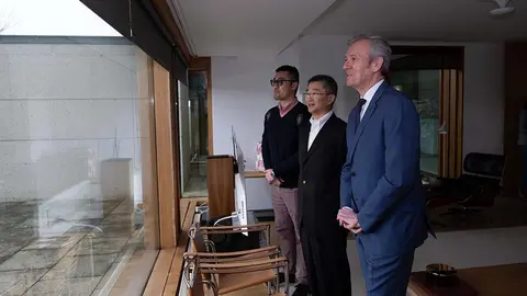 O presidente da Xunta, Alfonso Rueda, acompañado do vicepresidente primeiro, Francisco Conde, reúnese co presidente de Sentury Tire, Qin Long. 24/03/23.