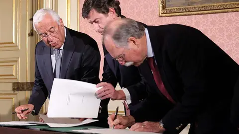 Primeiro-Ministro António Costa, presidente da CAP, Eduardo Oliveira e Sousa, e diretor-geral da APED, Gonçalo Lobo Xavier, assinar o pacto, Lisboa.