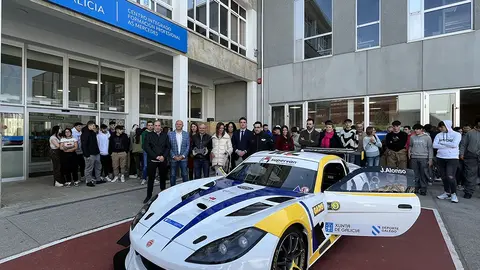 El CIFP As Mercedes se encargó de la puesta a punto del coche e incorporó un nuevo volante desde el que accionar los controles del vehículo.