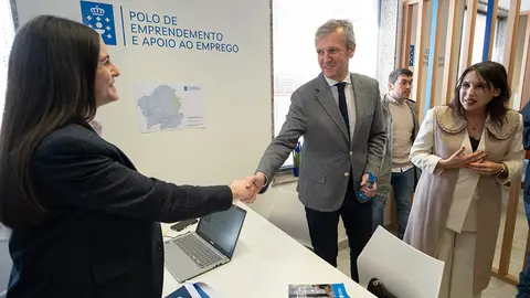 O presidente da Xunta, Alfonso Rueda, acompañado da conselleira de Promoción do Emprego e Igualdade, María Jesús Lorenzana, asiste á inauguración do Polo de Emprendemento e Apoio ao Emprego Montaña Lucense.