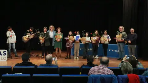 O Certame de poesía e relato ilustrado Emilia Estévez Villaverde escríbese en feminino.