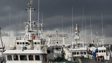 a prohibición en 87 zonas de aguas comunitarias afecta a caladeros vitales para la pesca gallega, una actividad fundamental para la economía de un tercio de los ayuntamientos de Galicia. Puerto de Vigo.