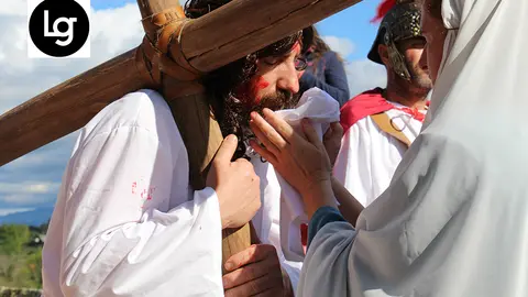 La Verónica con un velo limpia el rostro de Jesús.