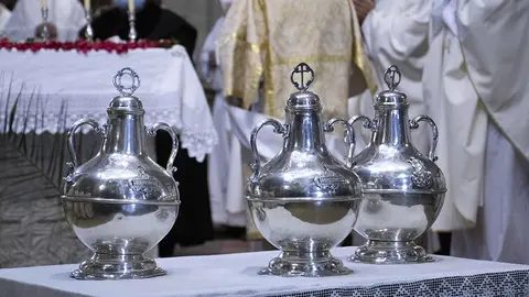 Óleos bendecidos en la Misa Crismal.