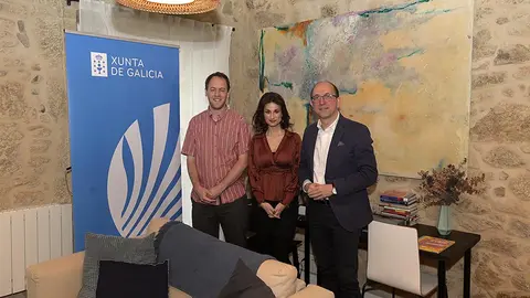 O director xeral de Cultura, Anxo M. Lorenzo, e a coordinadora da iniciativa Yolanda Castaño, recibiron ao seleccionado na última edición. Trátase do estadounidense Jacob Rogers.