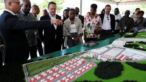 Ministros das Finanças de Portugal, Fernando Medina, e de Angola, Vera Daves de Sousa, visitam obras de requalificação da Vila da Muxima, Angola.