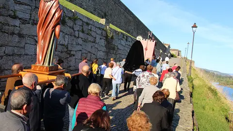 San Juan, apóstol, en último lugar de la procesión.