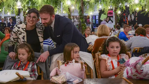 Nenas facendo encaixe de Camariñas.