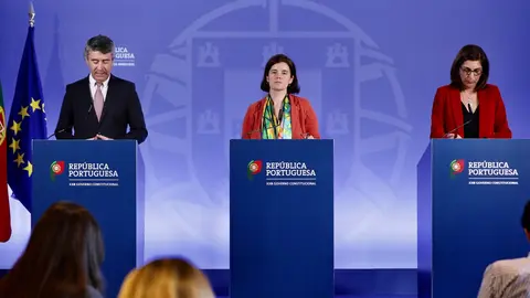 Ministros da Presidência, Mariana Vieira da Silva, da Administração Interna, José Luís Carneiro, e Adjunta e dos Assuntos Parlamentares, Ana Catarina Mendes, na conferência de imprensa do Conselho de Ministros, Oeiras.