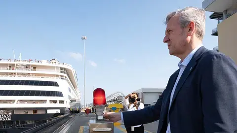 El presidente del Gobierno gallego visitó el paso navegable que une el Océano Atlántico y el Pacífico durante su primer viaje institucional al país de América Central.