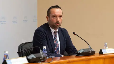 O secretario xeral técnico da Consellería de Sanidade, Alberto Fuentes Losada, intervirá na Comisión 5ª de Sanidade do Parlamento de Galicia para responder a unha pregunta dun dos grupos da Cámara referida ás funcionalidades que recollerá a nova historia clínica electrónica.