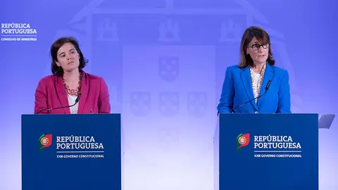 Ministras da Presidência, Mariana Vieira da Silva, e da Justiça, Catarina Sarmento e Castro, na conferência de imprensa do Conselho de Ministros,