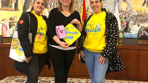 A alcaldesa de Salvaterra, Marta Valcárcel, coas monitoras Eva e Lidia que visitarán todos os comercios da nosa vila explicando o reto.