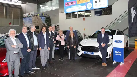 El delegado territorial de la Xunta en Ourense, Gabriel Alén, visitó esta mañana los expositores de la ‘V edición do Car Outlet Ourense',