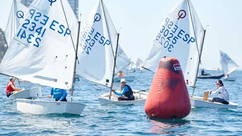 Aitana (Baiona) Vecino (Vigo) y Carolina (Canido). ÁNGEL TOURÓN.