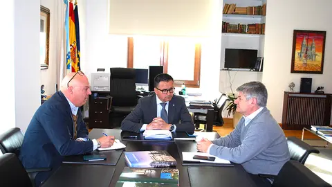 El conselleiro del Medio Rural mantuvo un encuentro con el alcalde de esta localidad ourensana.