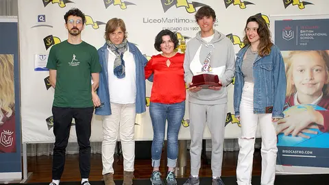 Tiago Vecino y familiares de Juan Pazó sosteniendo el Trofeo.
