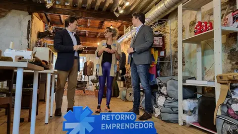 El secretario xeral da Emigración, Antonio Rodríguez Miranda, y el delegado de la Xunta en Lugo, Javier Arias, visitaron hoy el taller de esta creadora.