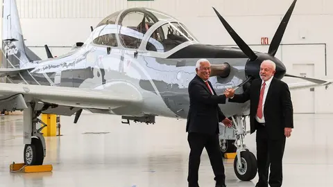 Primeiro-Ministro António Costa e Presidente do Brasil, Lula da Silva, na assinatura do acordo para desenvolver tecnologias para o avião Super Tucano, Vilas Franca de Xira.